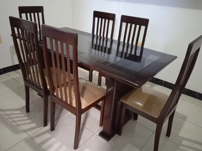 Mesa de Madeira com Cadeiras
