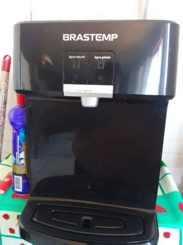 Vendo bebedouro e purificador água com opção gelada normal.