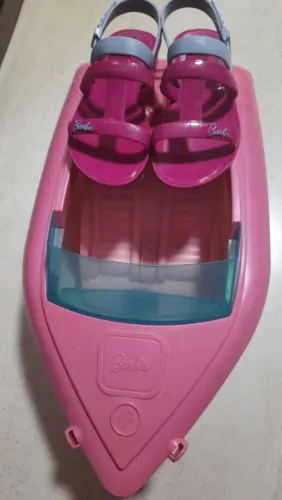 Sandália da Barbie com lancha