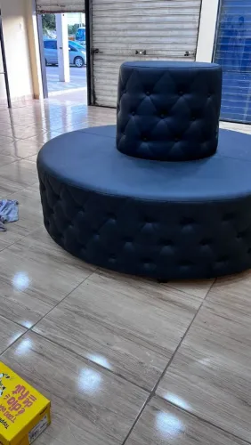 Sofá vintage arredondado para loja