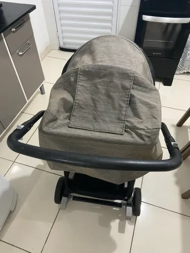 Carrinho de bebê e cadeira bebê conforto