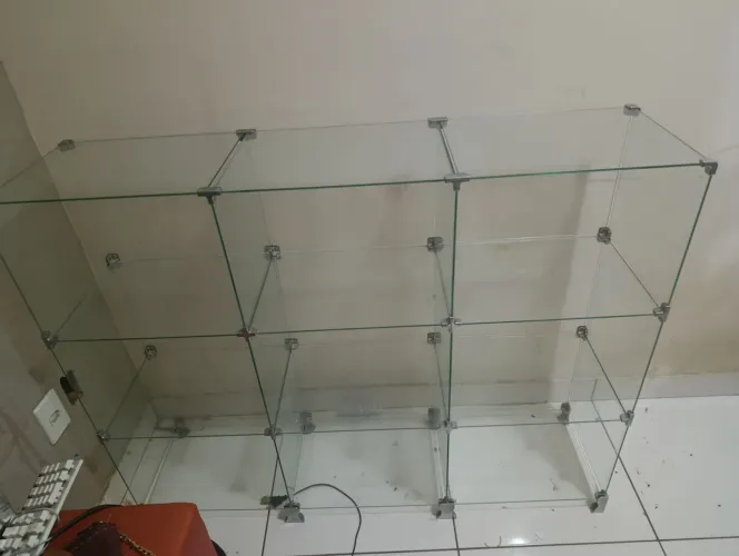Balcão de vidro com 9 divisórias