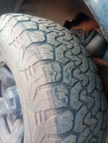 Vendo ou troco par de pneus 245/70-16, por pneus 265/70-16