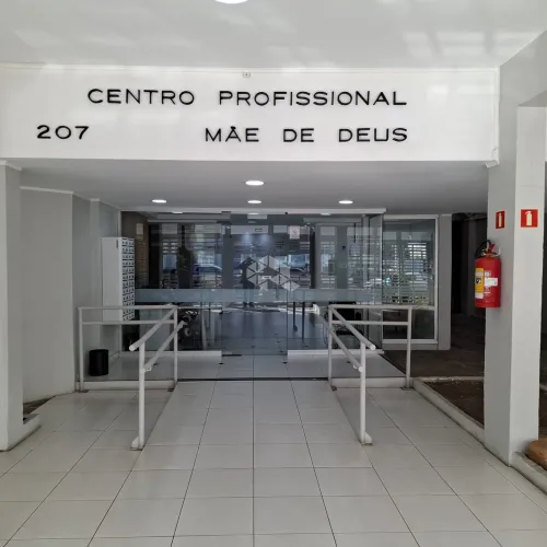 Sala comercial no Menino Deus em frente ao Hospital Mãe de Deus