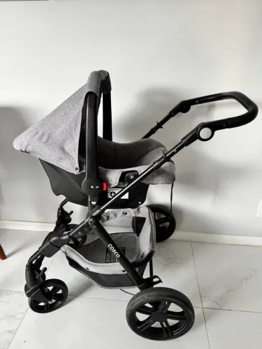 Carrinho de bebê com bebê conforto 