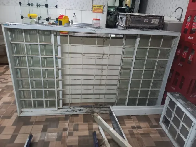 Vendo janela de 2.00 por 1.20 conservada com grade e vidros sem nenhum podre ou ferrugem