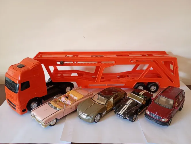 Lote - Caminhão Cegonha Com 04 Miniaturas 1/32