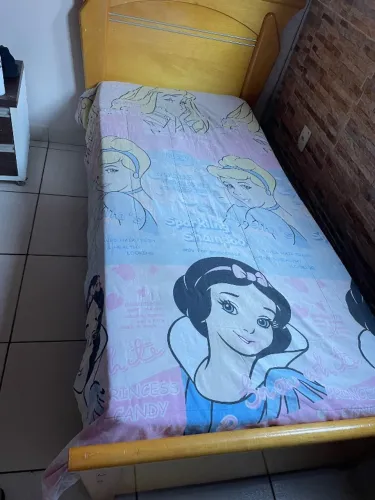 Cama solteiro de madeira