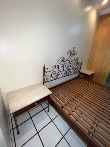 Cama de ferro trabalhado + 2 mesas de mármore - estilo clássico e elegante.