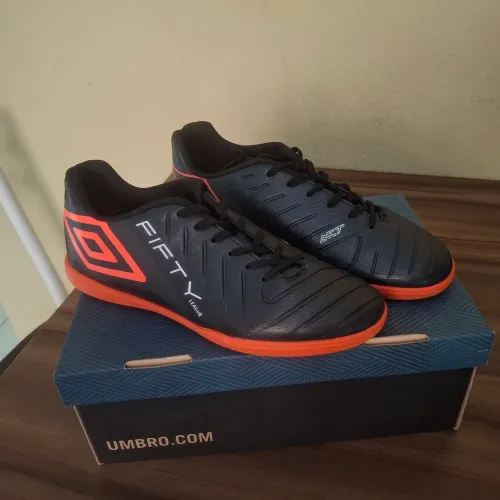 Chuteira Umbro futsal nova