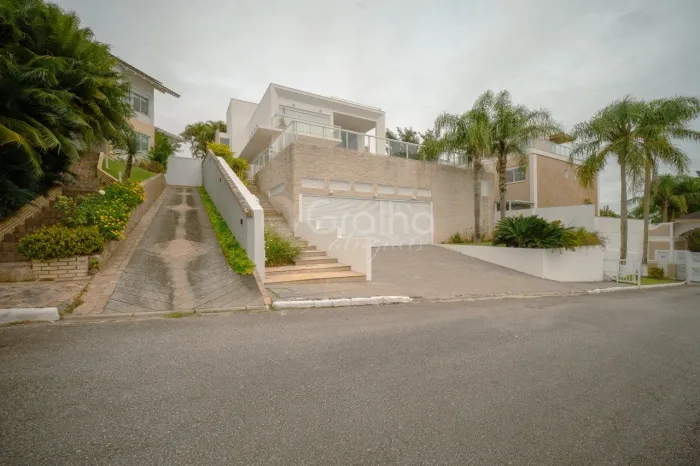 Casa em condomínio, mobiliada no Cacupé