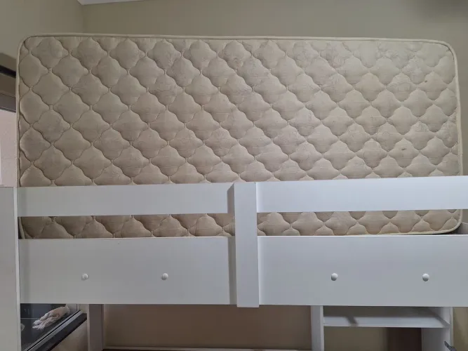Cama com colchão, escrivaninha e prateleira