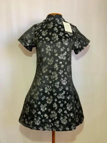 Vestido curto preto estilo Cheongsam (ou Qipao) com estampa prateada de flores
