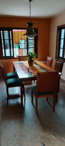 Mesa de jantar em madeira com tampo de vidro e 6 cadeiras