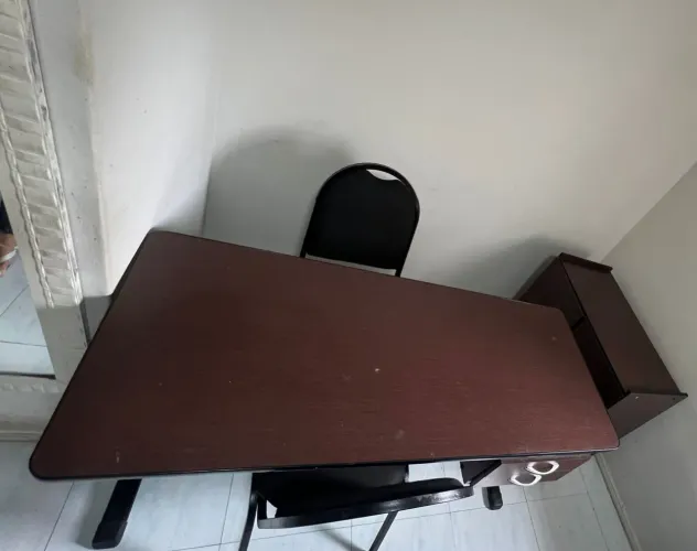 Mesa para escritório armário e cadeira