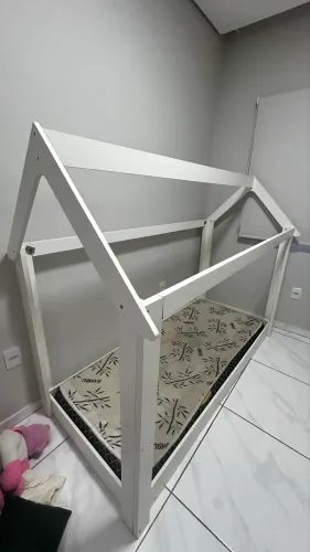 Cama montessori grande com colchão 