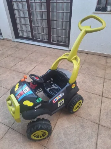Carrinho de Passeio Infantil Smart Bandeirante com Haste, Cinto e Piso Retrátil