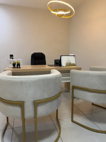 Sala mobiliada para profissionais da saúde em clínica