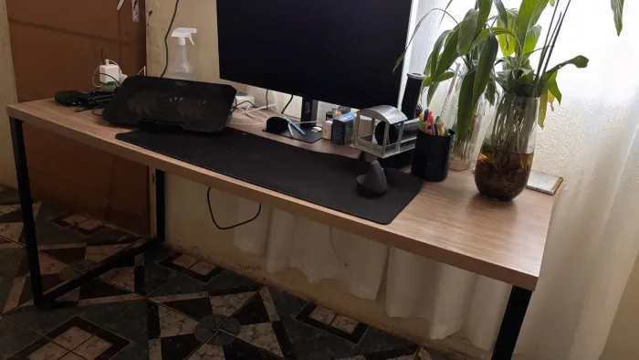 Mesa de escritório (1 ano de uso) em perfeito estado