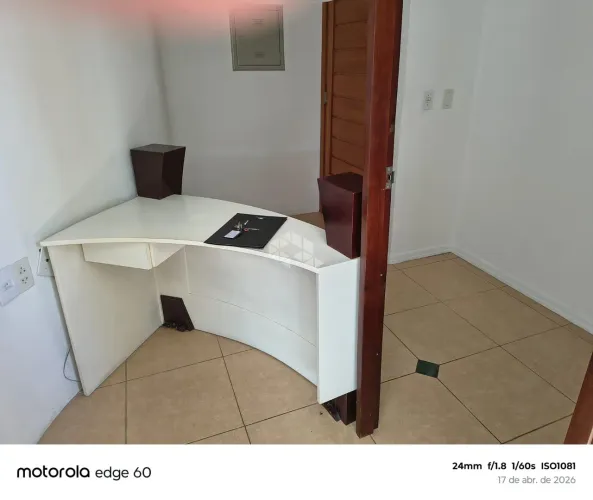 conjunto comercial com 26,94m² privativos, semi-mobiliada, bairro Menino Deus em Porto ale
