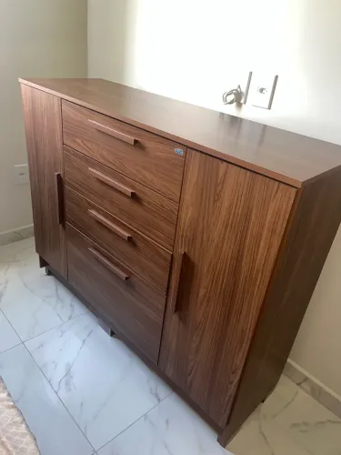 Cômoda Santos Andirá Pinhais com 2 Portas, 4 Gavetas, 1 Prateleira e 1 Cabideiro