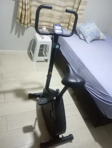 Bicicleta Ergométrica de treino Essential Domyos Preta.  ( Aceito troca em Esteira )