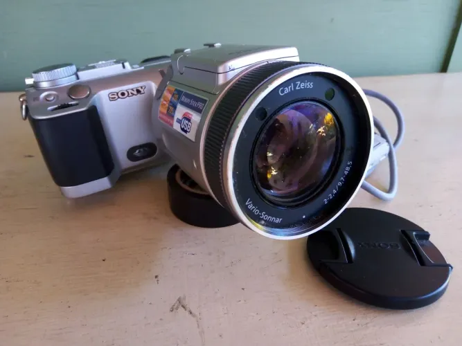 Sony DSC F717