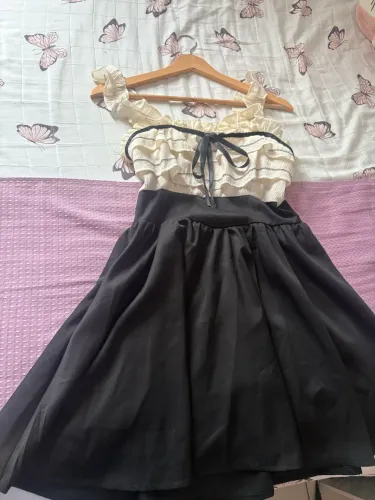 Vestido preto com babado e laço 
