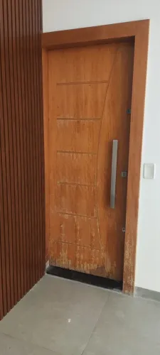 Vende-se porta de sala com puxador em alumínio retangular