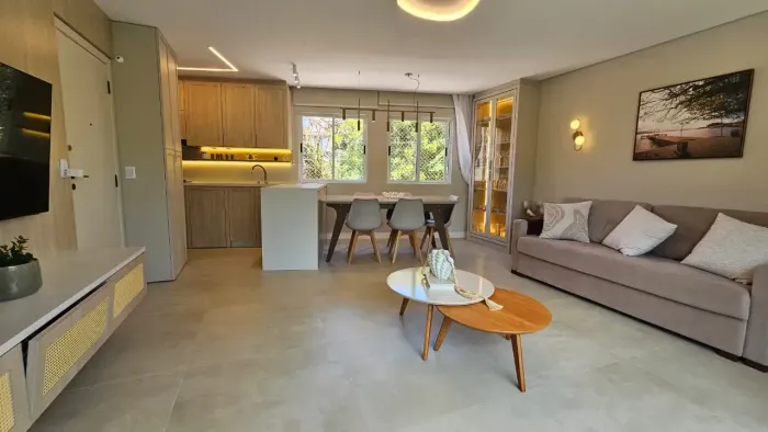 Apartamento em Jurerê com 2 Quartos - Vista livre - Mobiliado - 150m da praia