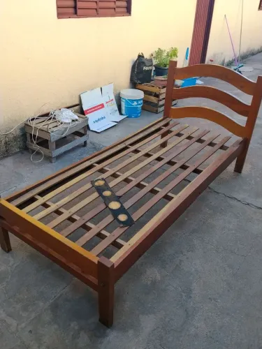 Cama solteiro de madeira bruta