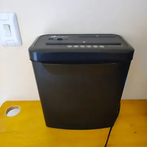 Fragmentadora de papel 8 folhas em partículas / CD / Cartão com cesto 110v C800 App-tech C