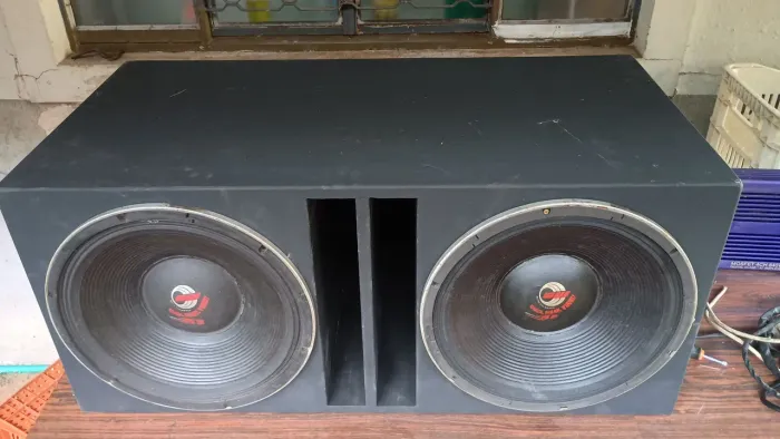 Vendo caixa de som com falante sw de 2 mil RMS 15 polegada cada + potência 840