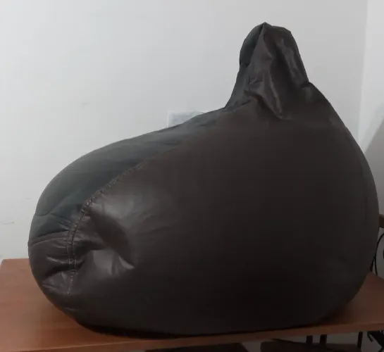 Puff em corino marrom e preto