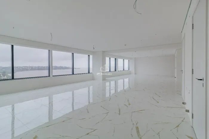 Sala unificada com 139 m², com vista para o Guaíba