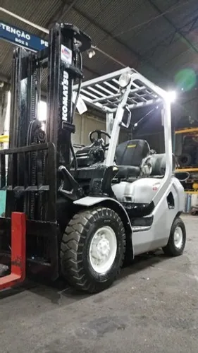 Empilhadeira Komatsu FG25 2016 triplex com deslocador 