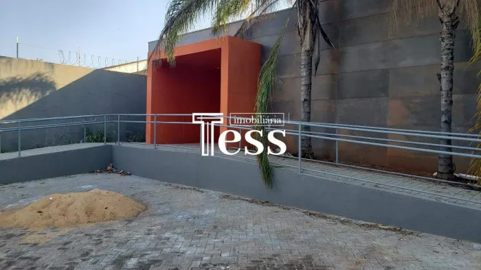 Vende se Prédio Comercial frente para Av. Arthur Nonato - 15 salas, Bairro Nova Redentora