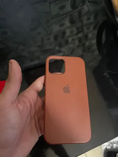 Capas para iPhone 12 (vermelha e marrom) pra vender hoje