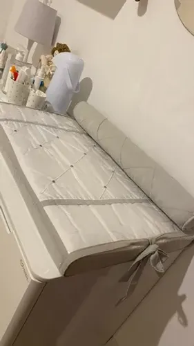 Lindo trocador de cômoda com rolinho 