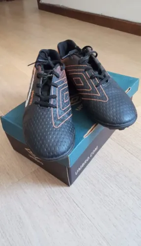 Chuteiras Umbro Warskin Society