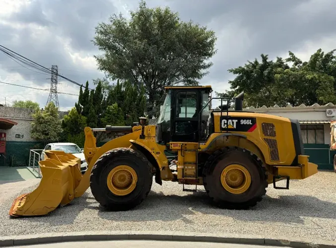 Pá Carregadeira Caterpillar 966L ano 2019 com 15.000 horas, em MG