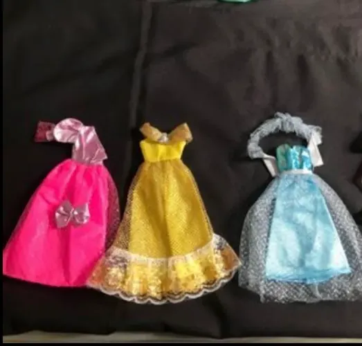 Brinquedo/Lote de roupas de festa/ Roupas de bonecas