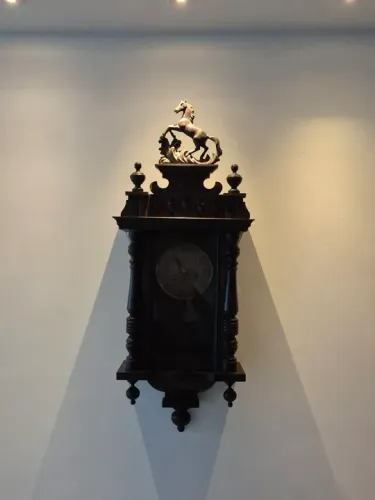 Relógio de parede antigo com decoração de cavalo
