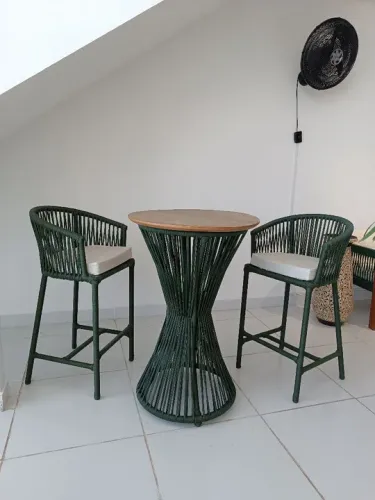 Mesa alta Neri + 2 Banquetas 