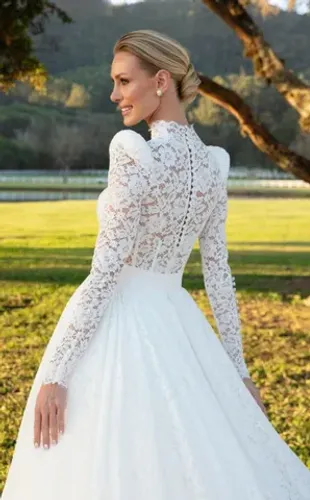 Vestido noiva rodado, decote gola alta com manga longa off-white em renda francesa soutach