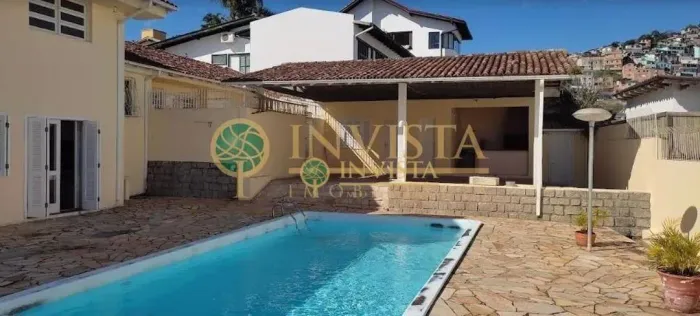 Casa com piscina no bairro Agronômica, em Florianópolis/SC.
