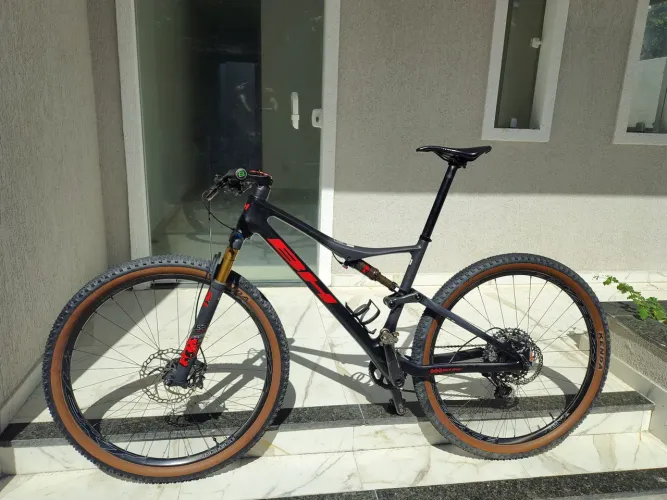 Bike Full 29 - tamanho 19, BH Linx Evo Race, carbono, Única no Brasil