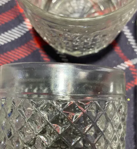 Conjunto de copos de vidro com design diamante