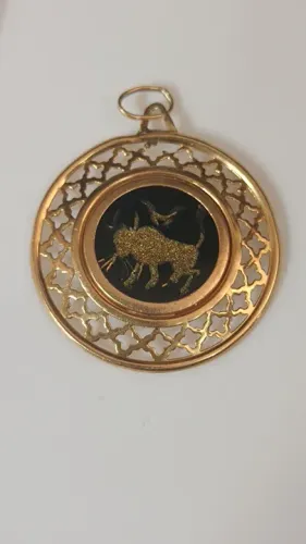 Pingente redondo em ouro amarelo com imagem signo touro 