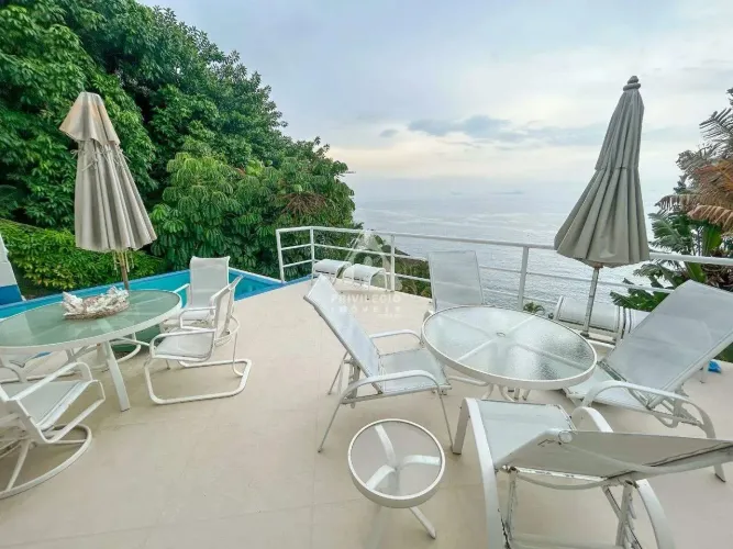 Mansão no Joá: 4 Pavimentos, Piscina, Vista Deslumbrante e Segurança 24h